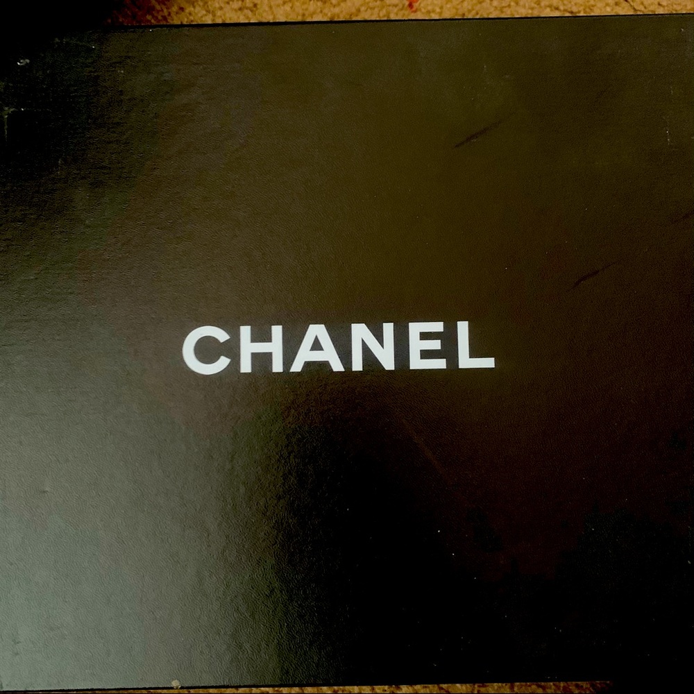 Chanel cut out Flower Sneakers - Picture 2 of 10